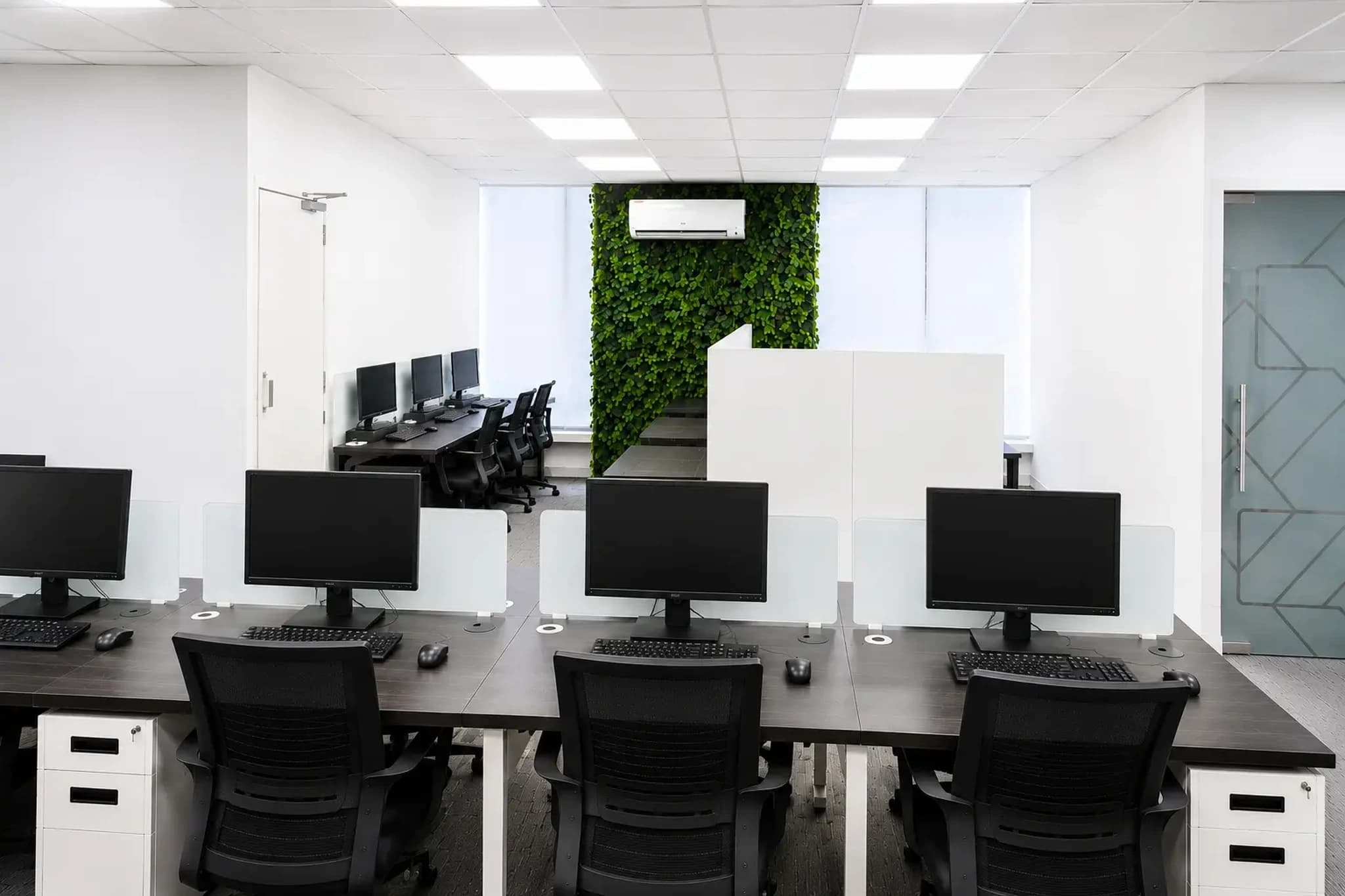 Modern Luxury Office Reception with Contemporary Corporate Interiors — gallery 2 | IndecSpace